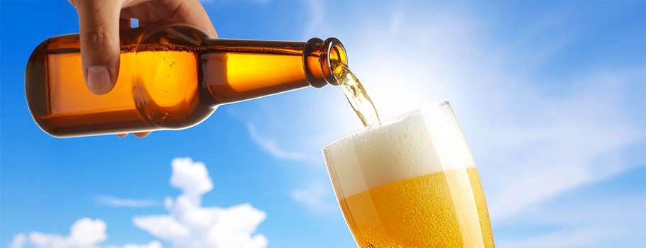 ビールを注ぐイメージ