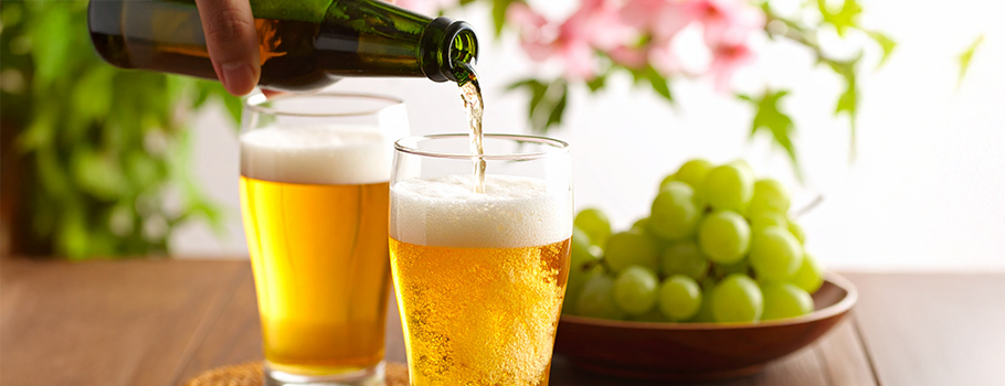 ビールを注ぐイメージ